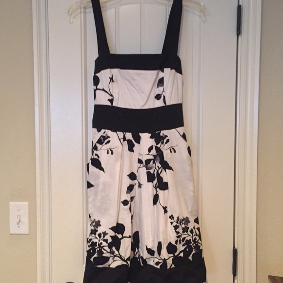 💥DONATE SOON💥JUNIORS sz 7 black & white dress. - Picture 1 of 4